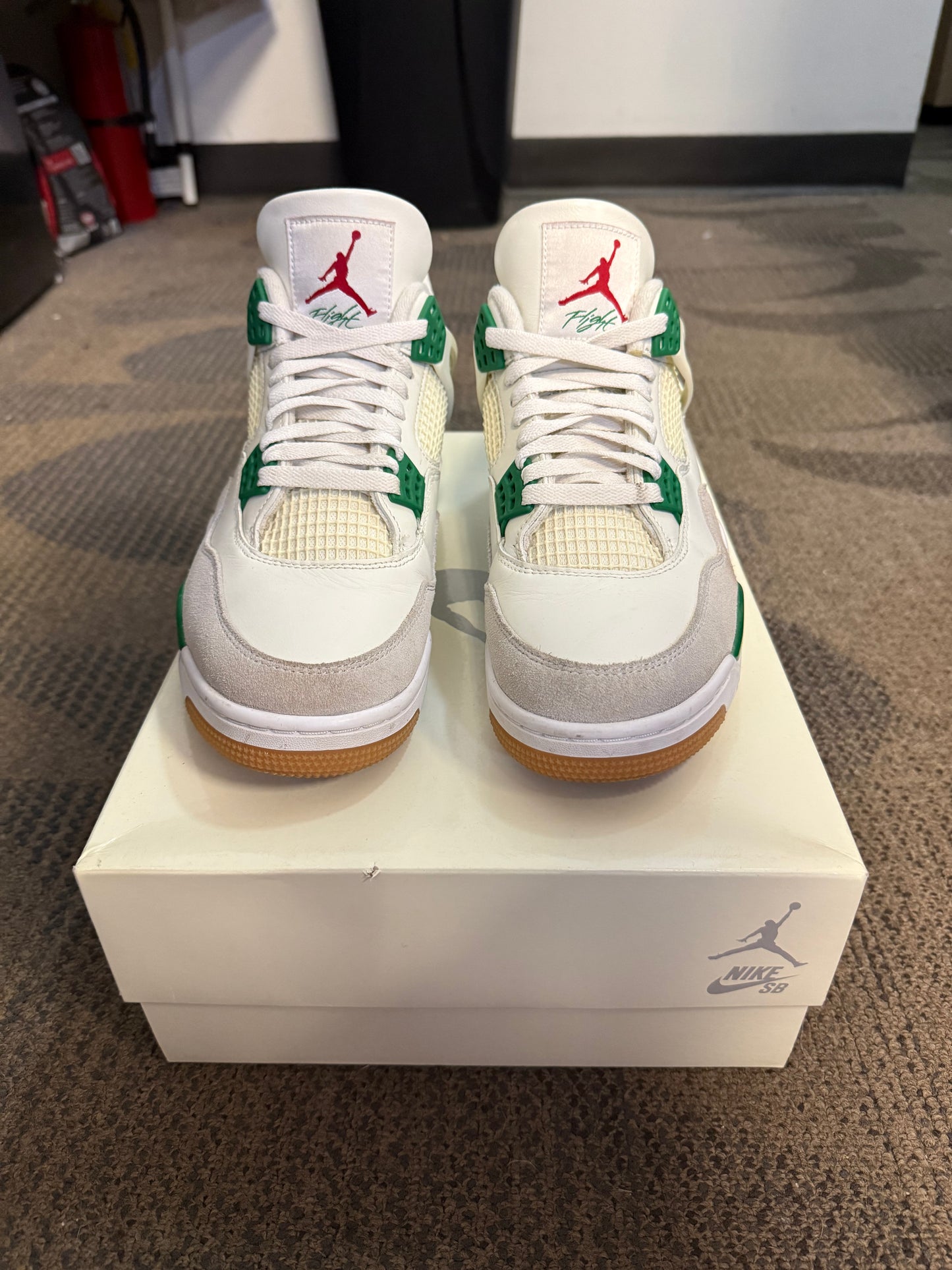 Jordan 4 Retro SB Pine Green SZ 9.5