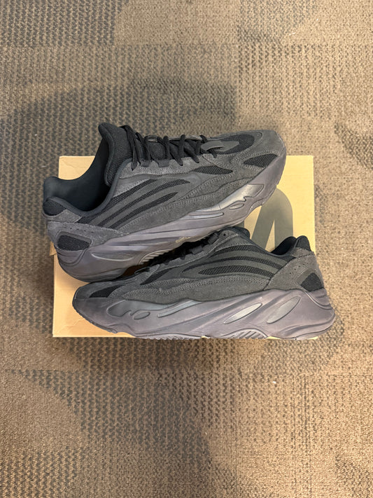 adidas Yeezy Boost 700 V2 Vanta SZ 11.5