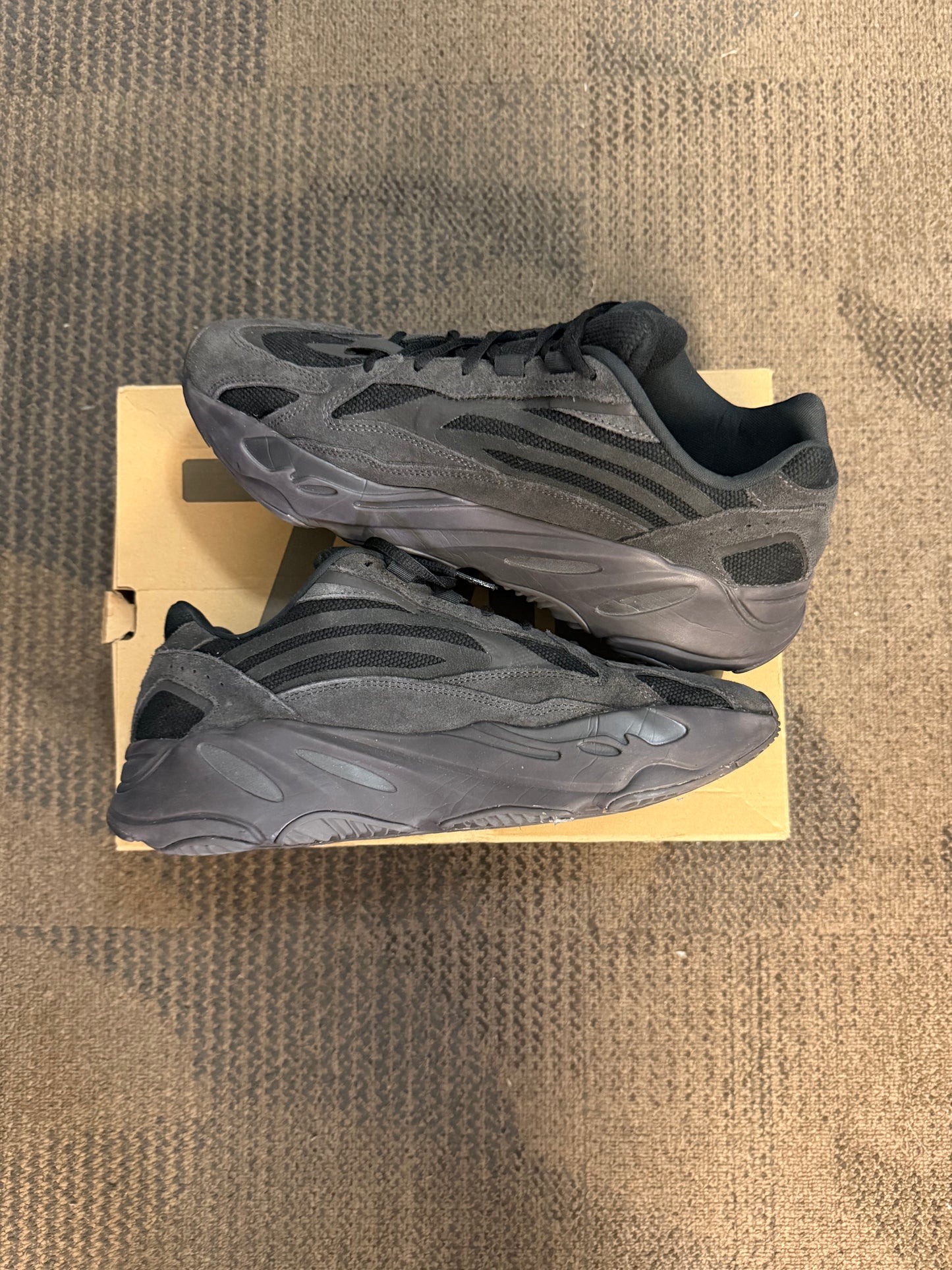adidas Yeezy Boost 700 V2 Vanta SZ 11.5