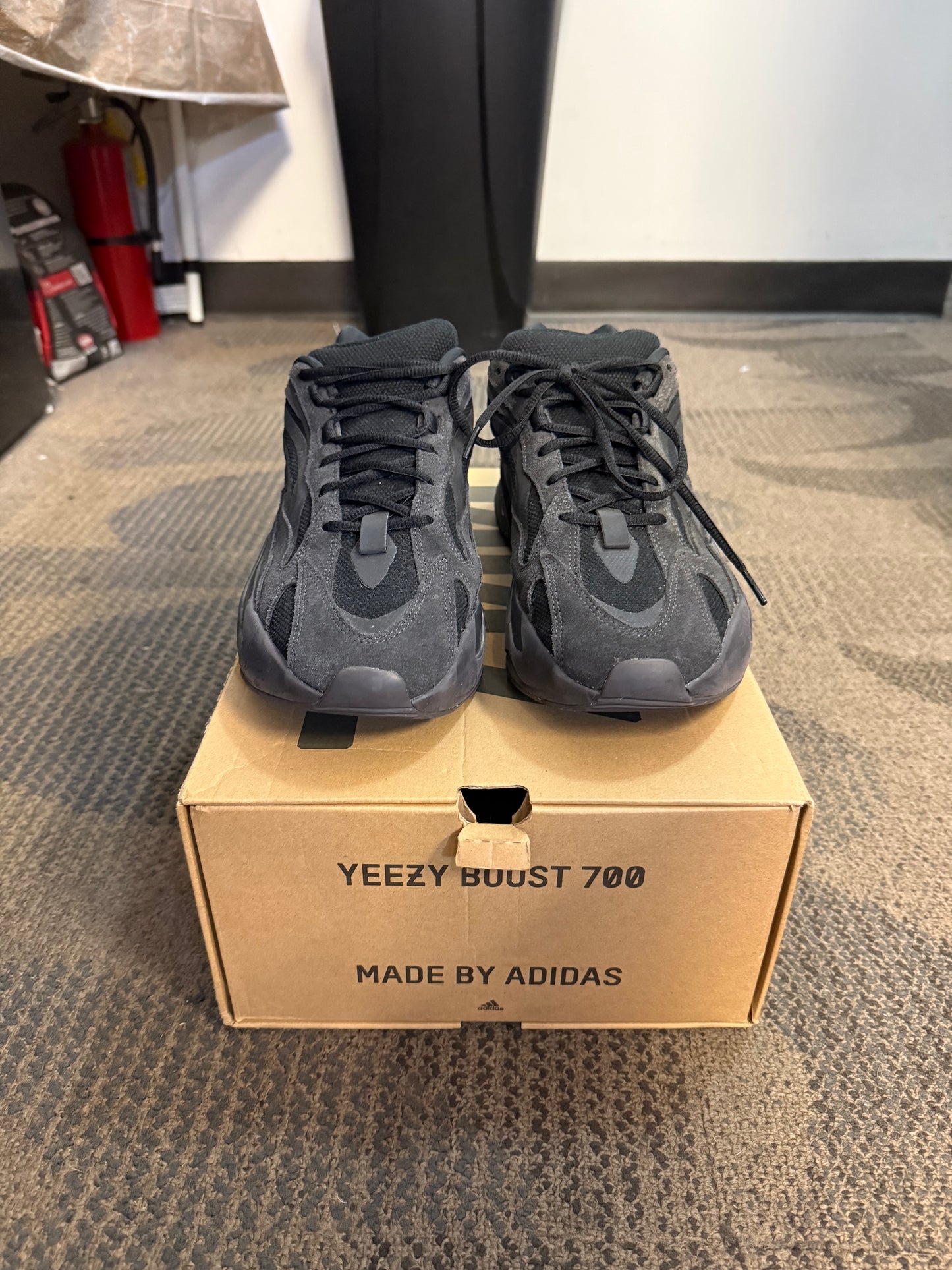 adidas Yeezy Boost 700 V2 Vanta SZ 11.5