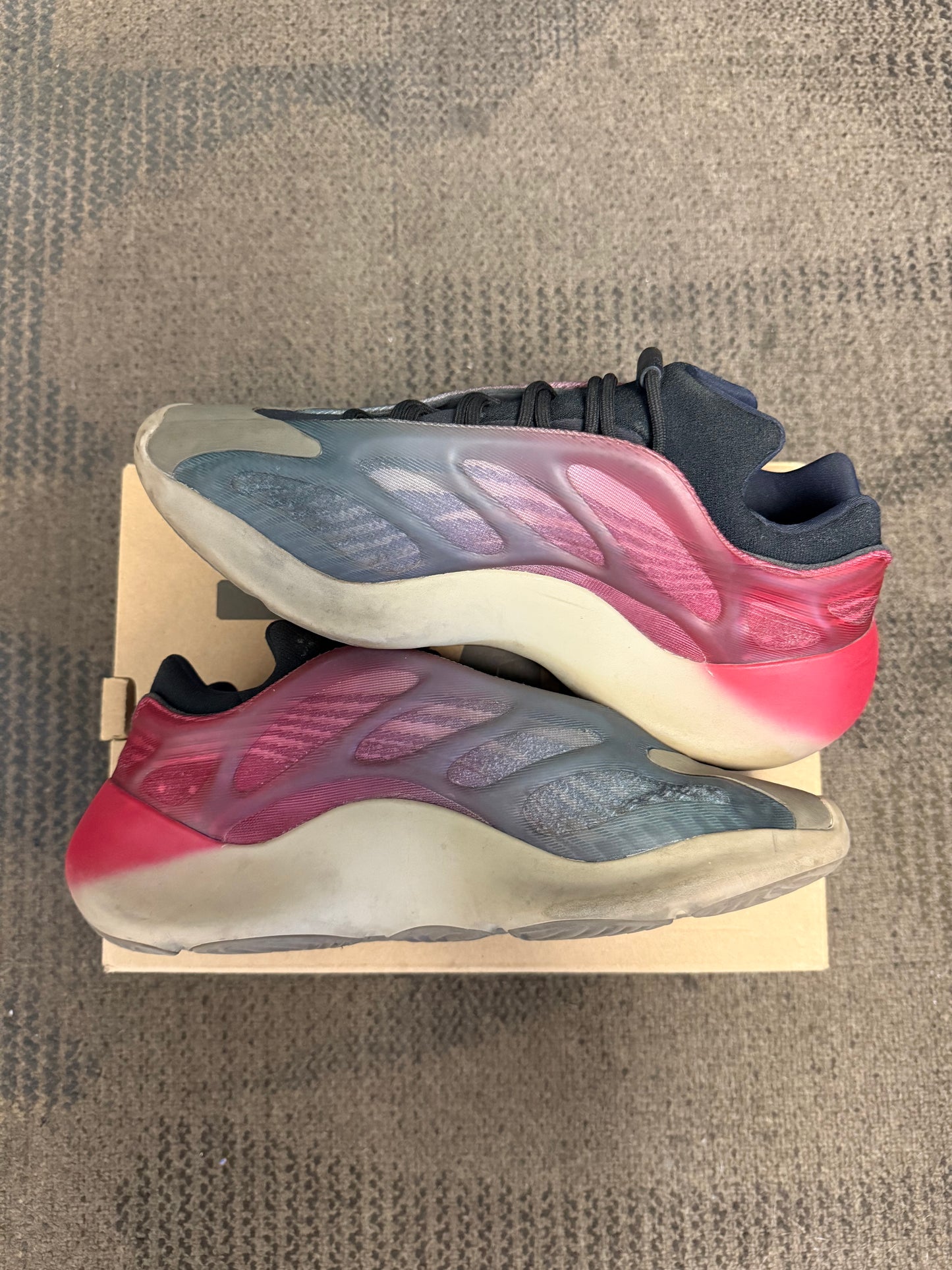Yeezy 700 V3 Fade Carbon SZ 10.5