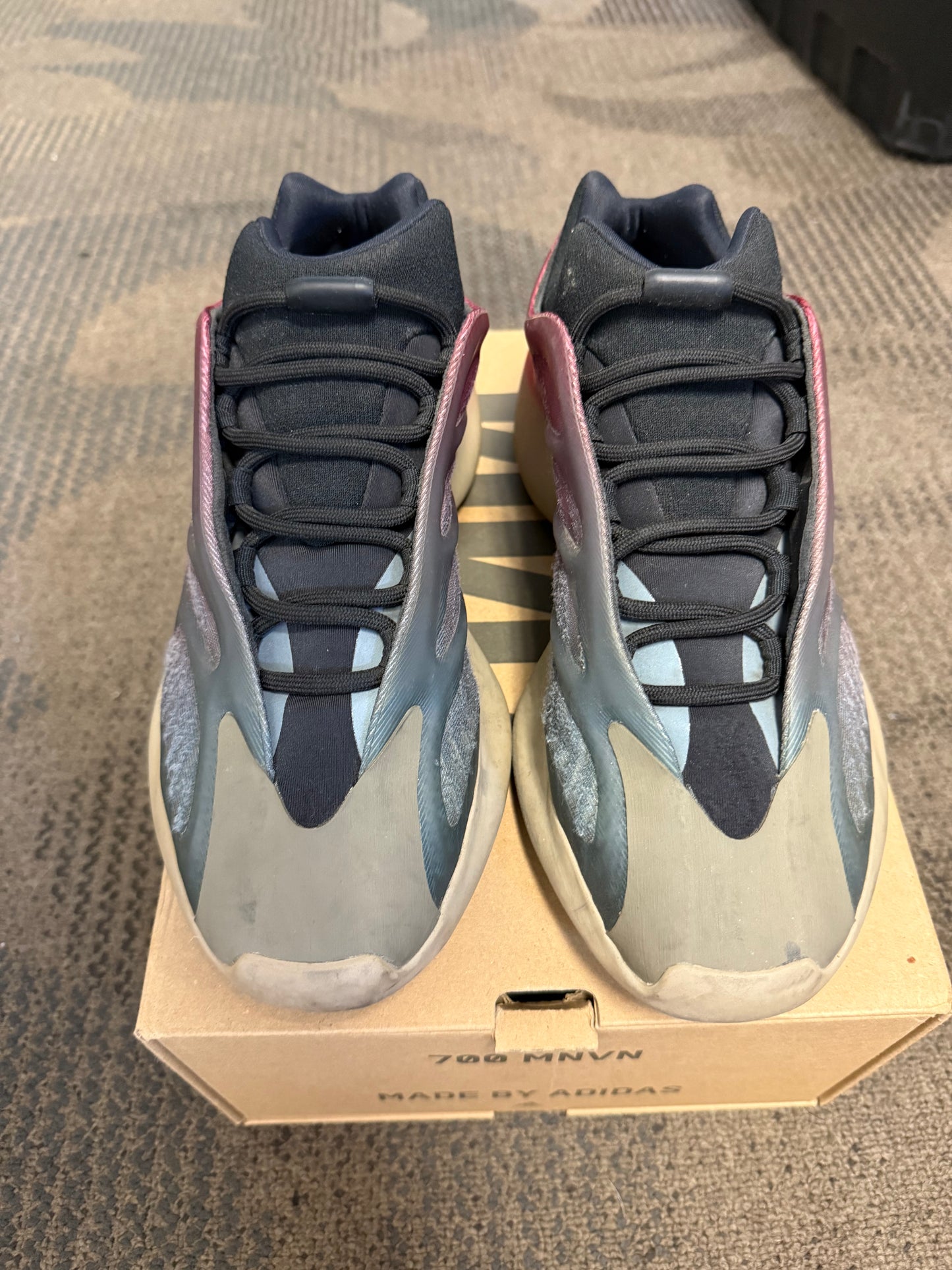 Yeezy 700 V3 Fade Carbon SZ 10.5